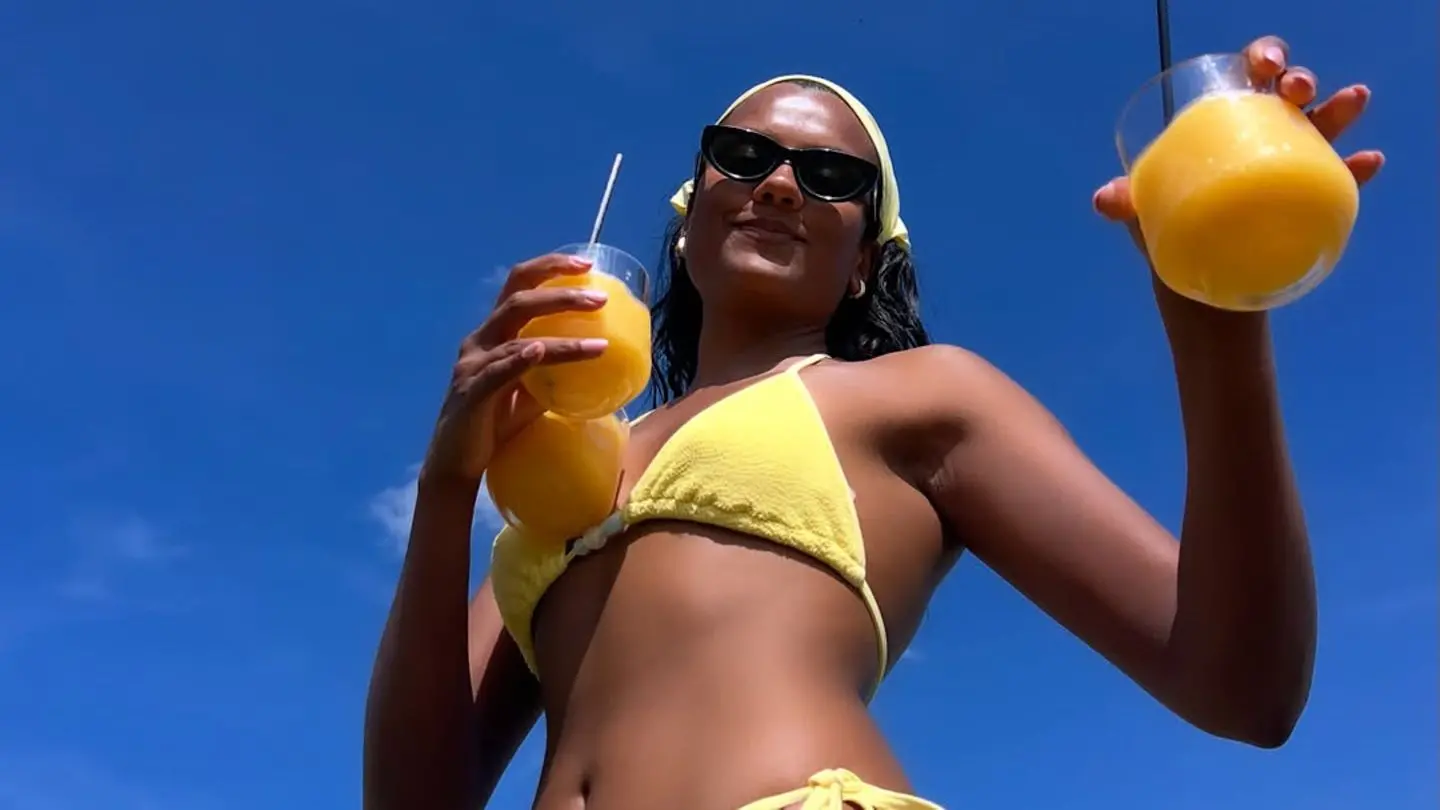 Bikini statt "Bridgerton"-Look: Simone Ashley sorgt bei den Fans für Schnappatmung